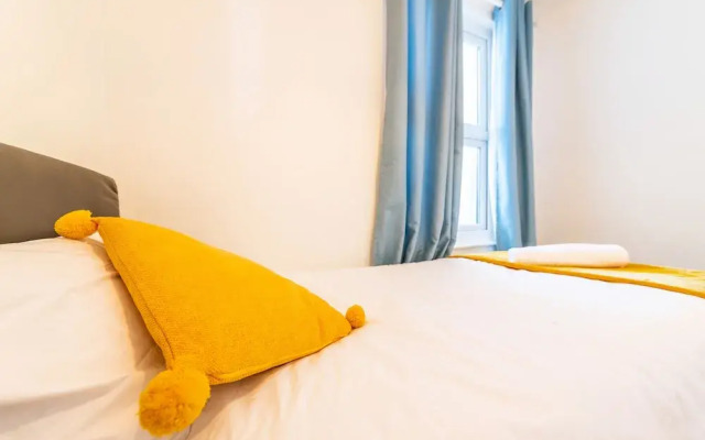 Stylish 3-bed House With Free Parking & Wifi