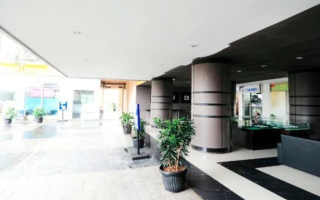 OYO 93439 The Suites Metro Apartment By Interindo