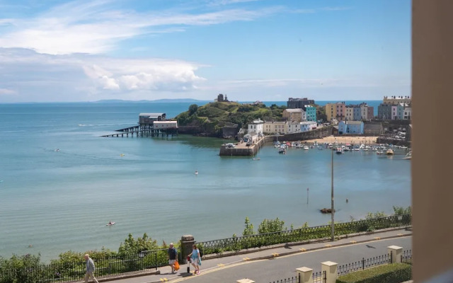 Nash House - Seafront With Parking Close to Town