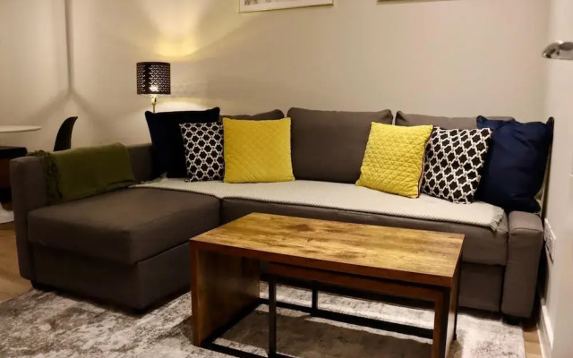 Renovatedapartmentsleeps4-freeparking-tv