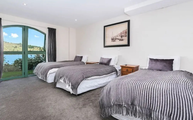 Lakefront Living At Remarkables - East