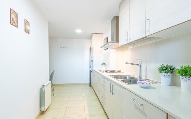 Apartment With 3 Bedrooms, sea Views and Pool