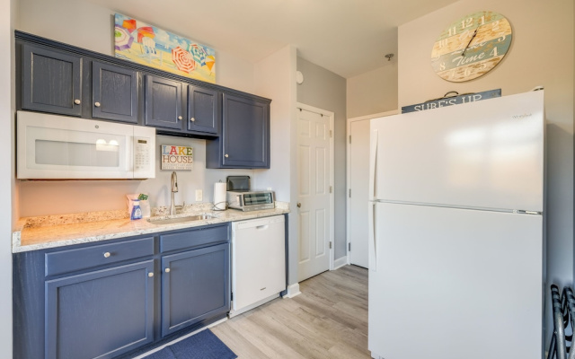 Surfboard-themed Huddleston Studio w/ Beach Access