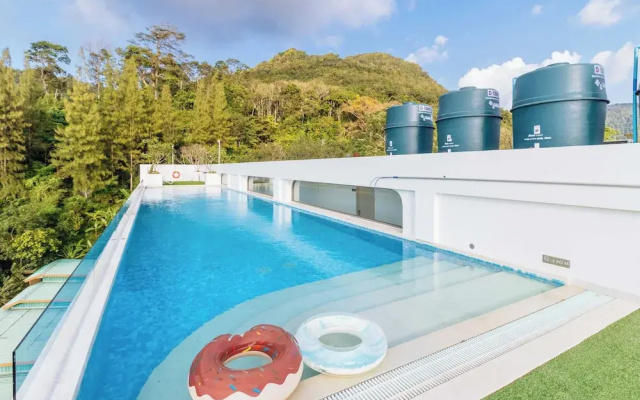 2BR Close to Beach  Pool Views C256