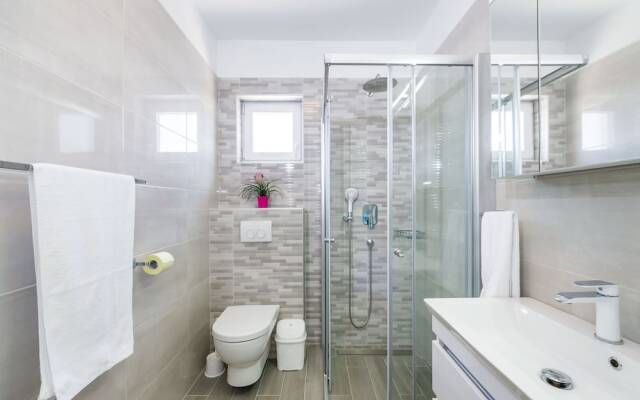 Charming Villa in Jasenice With Pool