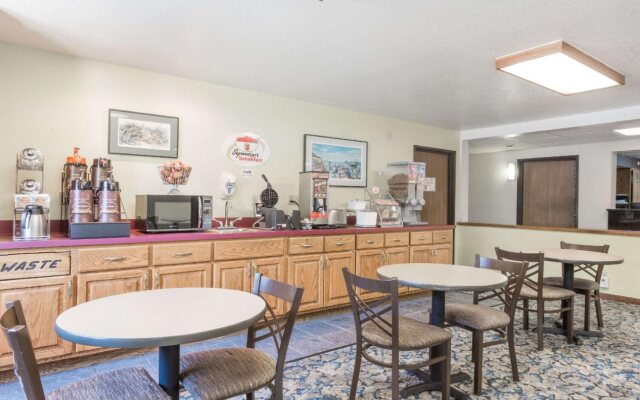 Super 8 By Wyndham Prince Frederick