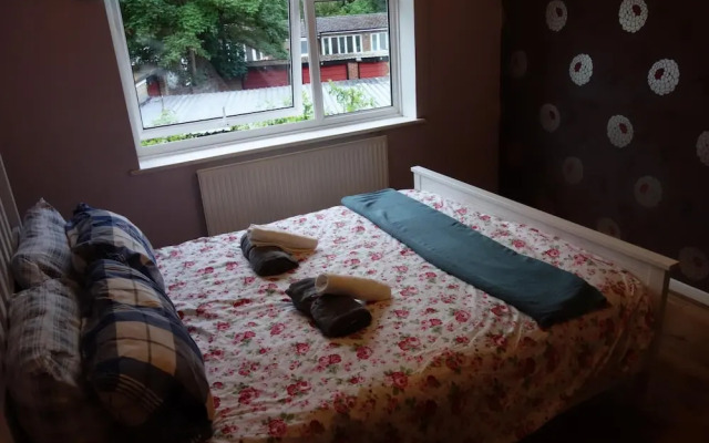 NEW Cosy 2 Bedroom Flat on Englefield Green