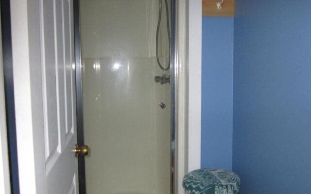 The Beez Kneez Bakpakers