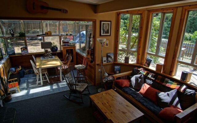 Up The Creek Backpacker's Lodge