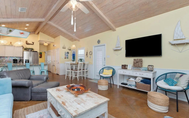 Mango Bungalow Sleeps 8 2 Community Pools