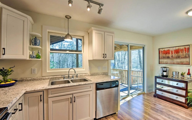 1 Mi to Town: Chalet-style Highlands Retreat