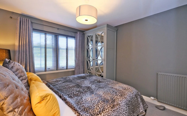 Sensational Aberdeen Home With Furnished Balcony