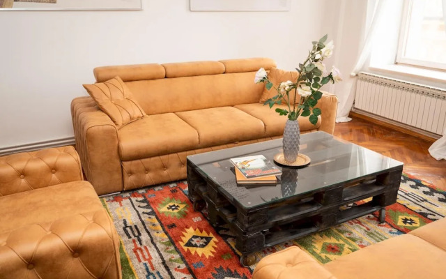 Authentic Design 2bdr Apartment in Old Town