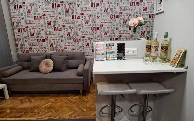 6-Pack Apartment in the Party District