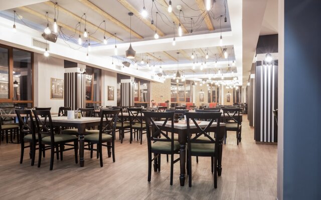 Sky Cabin Apartments