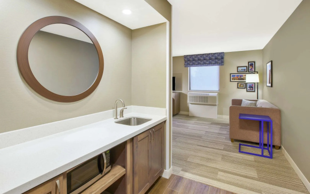 Hampton Inn & Suites Oakwood Village-Cleveland