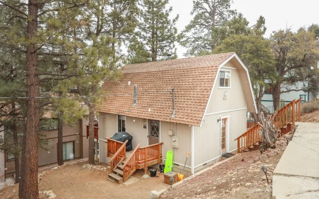 Maple Hill Lodge 2 Bedroom Home by RedAwning