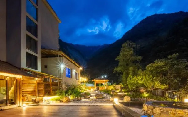 Shanshuijian Hot Spring Hotel (Hailuogou Glacier Forest Park)