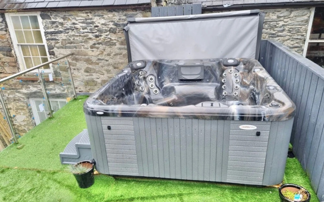 Brackendale Luxury Townhouse, hot Tub,sauna, Games