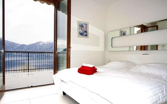 Stunning 1 bed Apartment, Lake Views, Large Terrace, Wifi