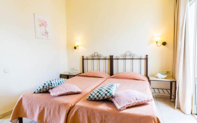 Pela Sofia Studios & Apartments