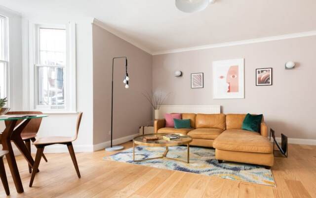 The Kensington Grove - Stylish 2BDR Flat with Private Patio