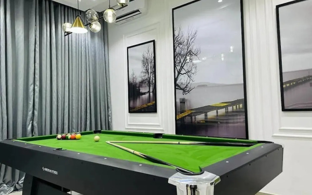 Vic & J Lounge and Hotel