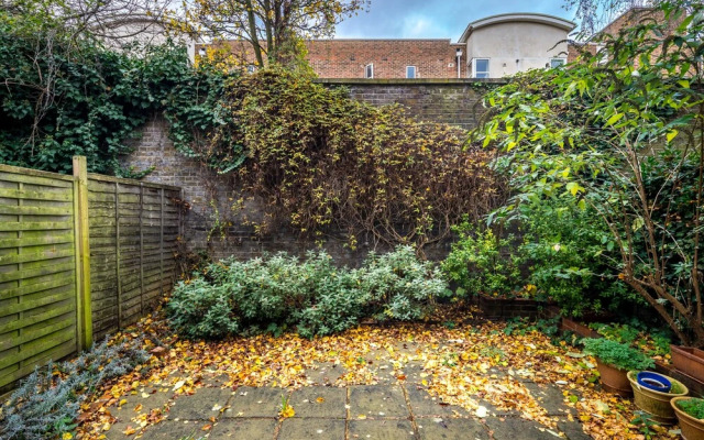 JOIVY Homely 2 Bed Riverside Flat with Patio in Hammersmith