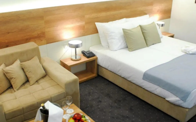 Santiny Hotel & Restaurant