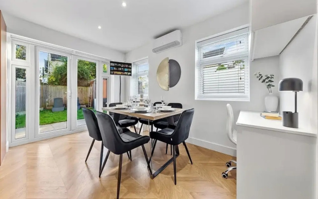 Spacious 4BR Home in Brentford, Free Parking