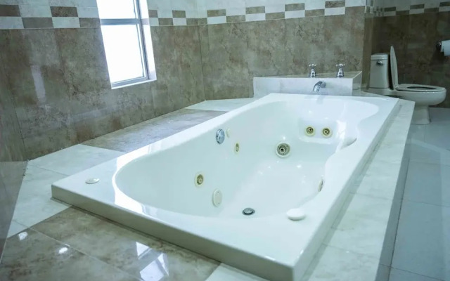 17 Residence For 15 People With Pool
