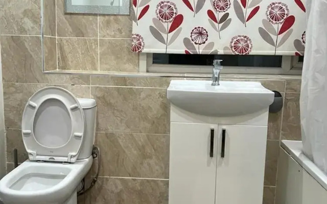 Cozy Basildon Retreat With 3 Bedrooms Free Parking