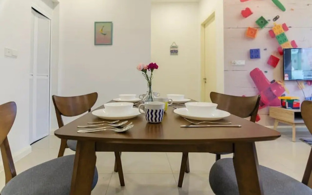 3BR D'pristine Suite Near Legoland, Stunning Views