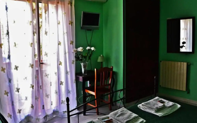 Yellow Room - B b S Elia