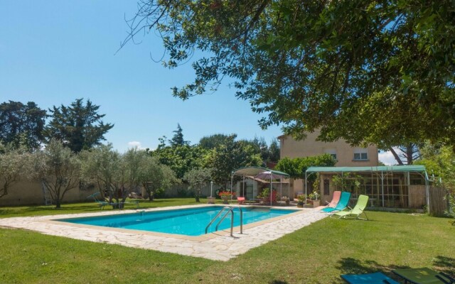 Attractive Villa in Roquemaure With Swimming Pool