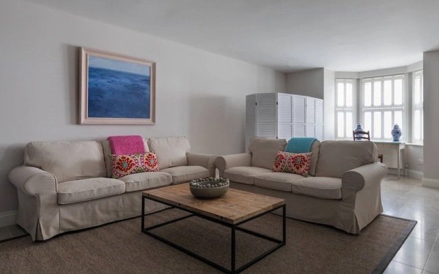 Granard Road by Onefinestay