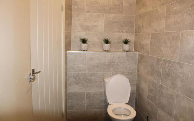 Lovely, Spacious 3 Bed House Close To City Centre