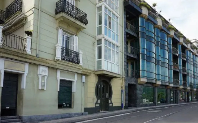 SEAFRONT LUXURY STUDIO by www.SanSebastianApartments.es