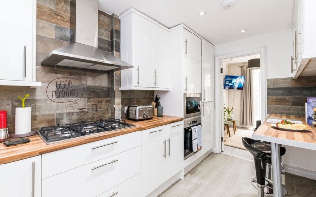 NEW Fantastic 4BD House Well Connected to City!