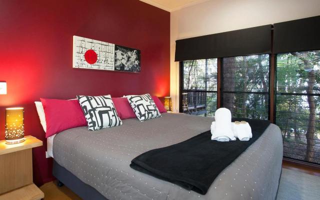 Eumarella Shores Noosa Lake Retreat – Guest Rooms – Diddillibah