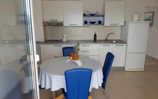 Sea front - free parking - A1(2+2)