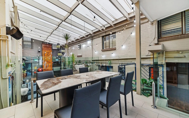 London Plane Backpackers - Hostel