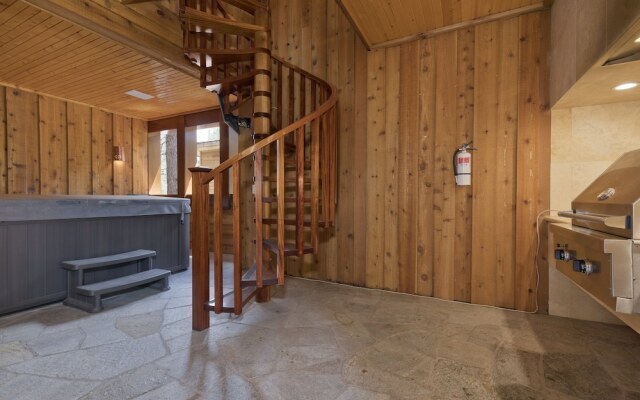 Obsidian 7 Deluxe 5000 sq ft House, Private Jacuzzi and Movie Theater, Close to Eagle by RedAwning