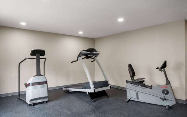 La Quinta Inn by Wyndham Indianapolis Airport Executive Dr
