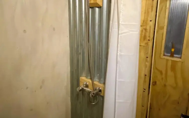 1 Bed Cabin - Sleeps 2 - Hottub - Parking - Garden