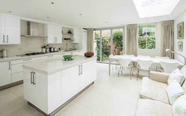 Exceptional 4-bed house right by Battersea Park