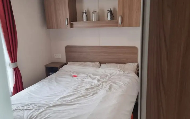 Lovely 8 Berth Direct Beach Access