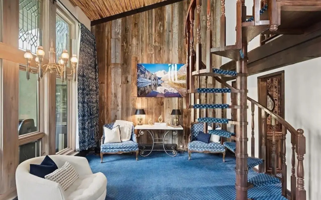 3 BR Penthouse w Hot-tub -mountain Views