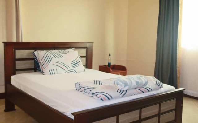 Kampala 5-beds, Sleeps 8 With Garden & Parking