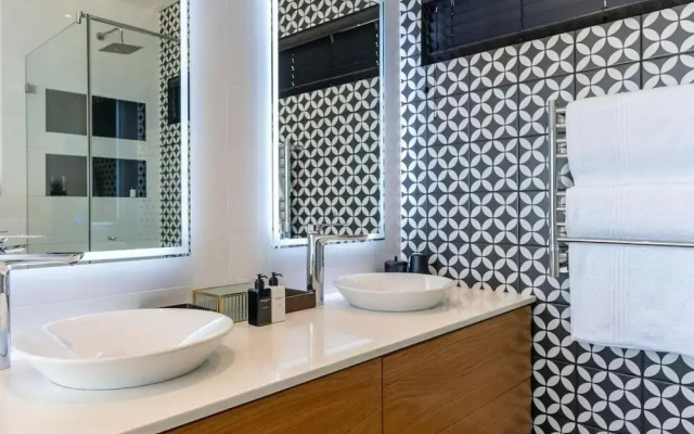 Camps Bay Nest - Townhouse With Ocean Views